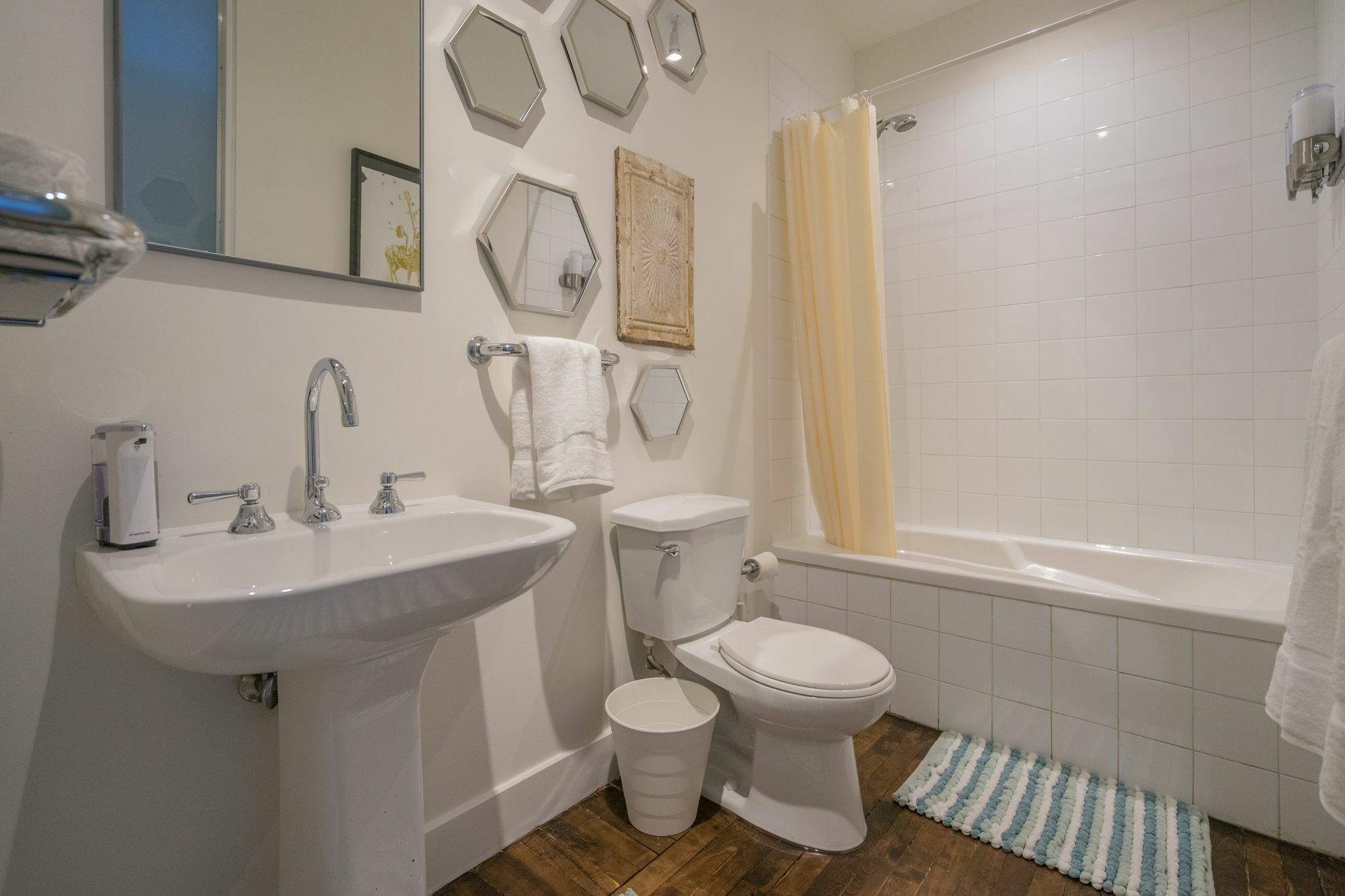 Applewood Suites - 2 Story Ossington Loft Apartment *