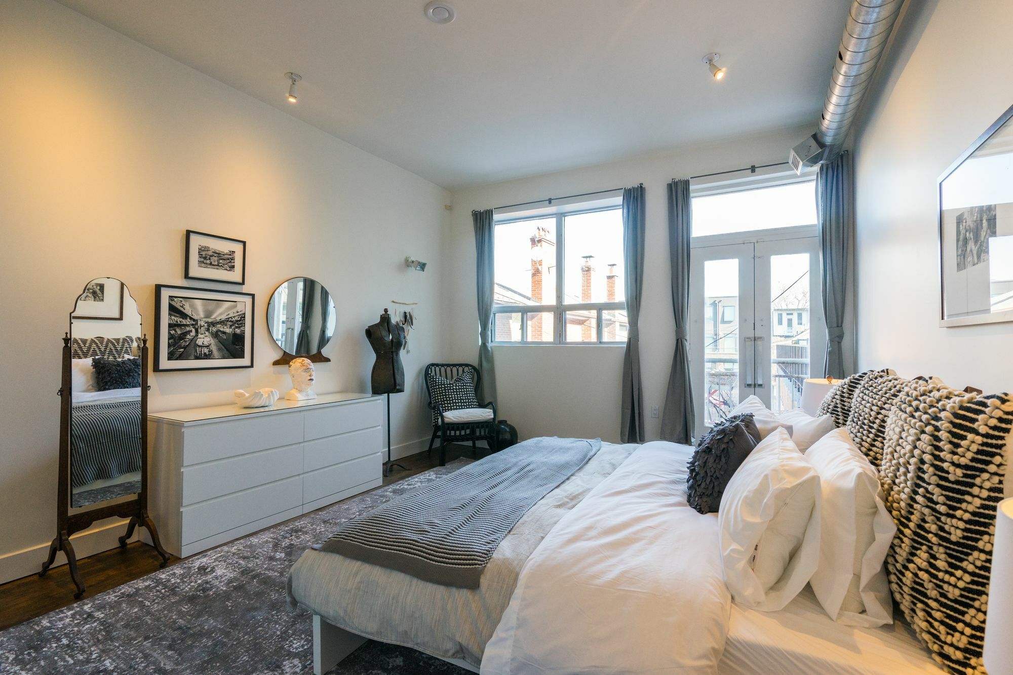 Applewood Suites - 2 Story Ossington Loft Apartment *