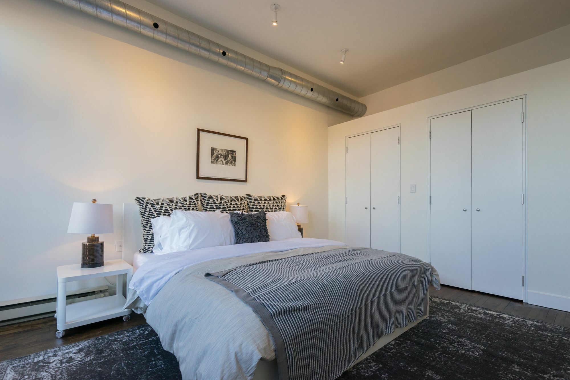 Applewood Suites - 2 Story Ossington Loft