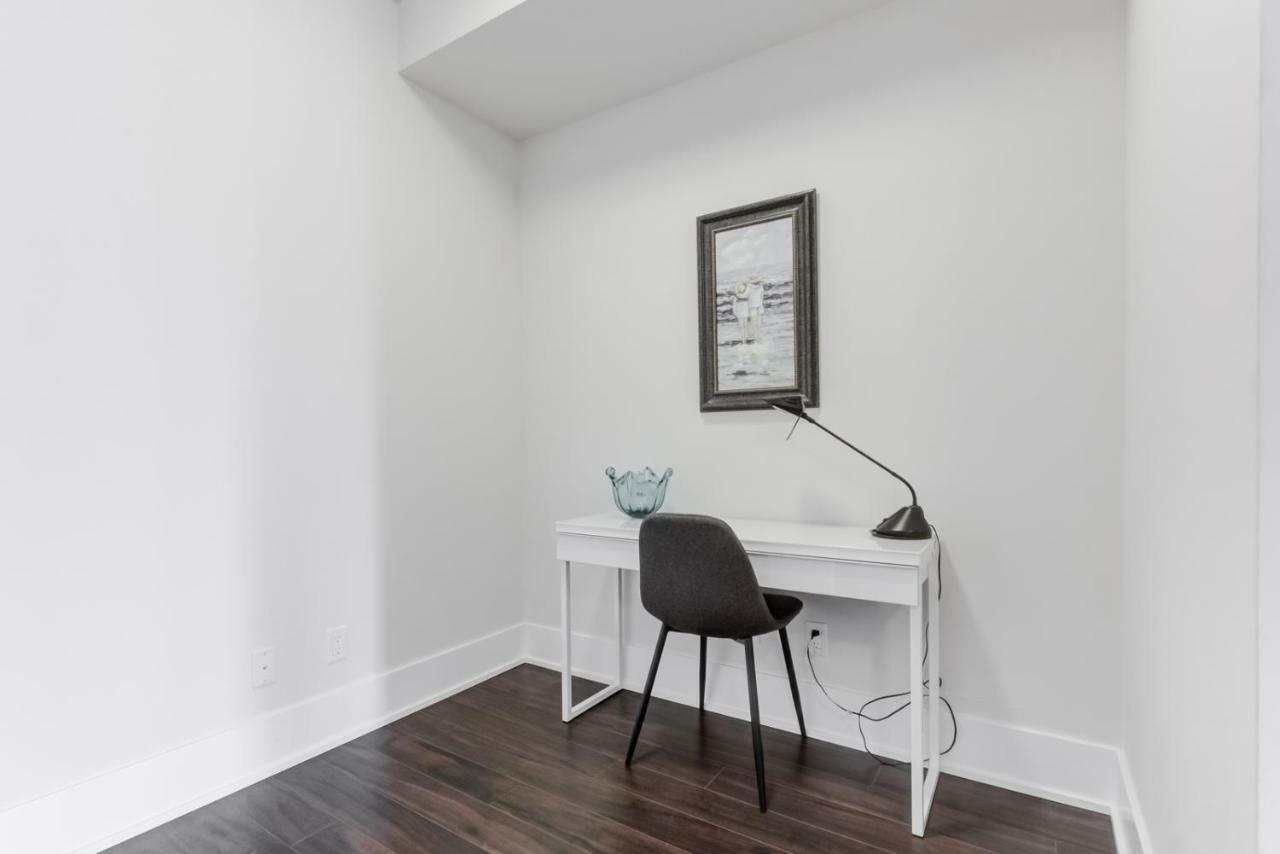 Chol Furnished Heart Of Downtown Toronto, 2 Beds, Free Parking, Cn Tower View Apartment *