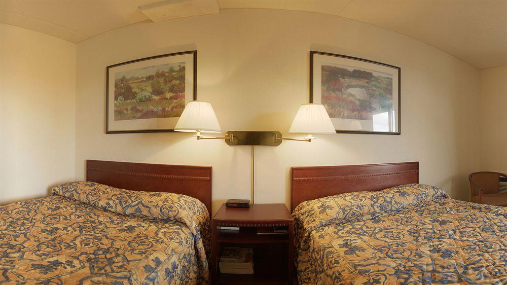 Travelodge By Wyndham East Hotel