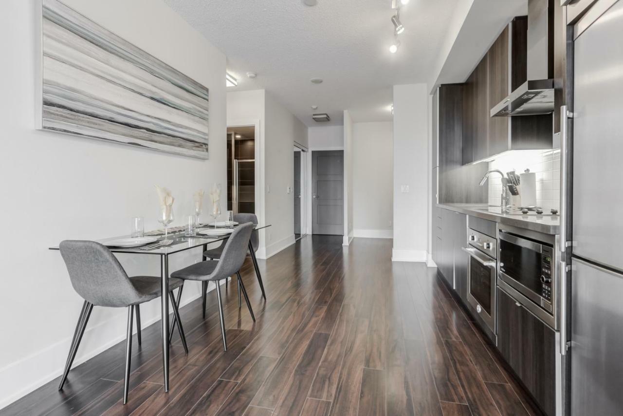 Chol Furnished Heart Of Downtown Toronto, 2 Beds, Free Parking, Cn Tower View Apartment *