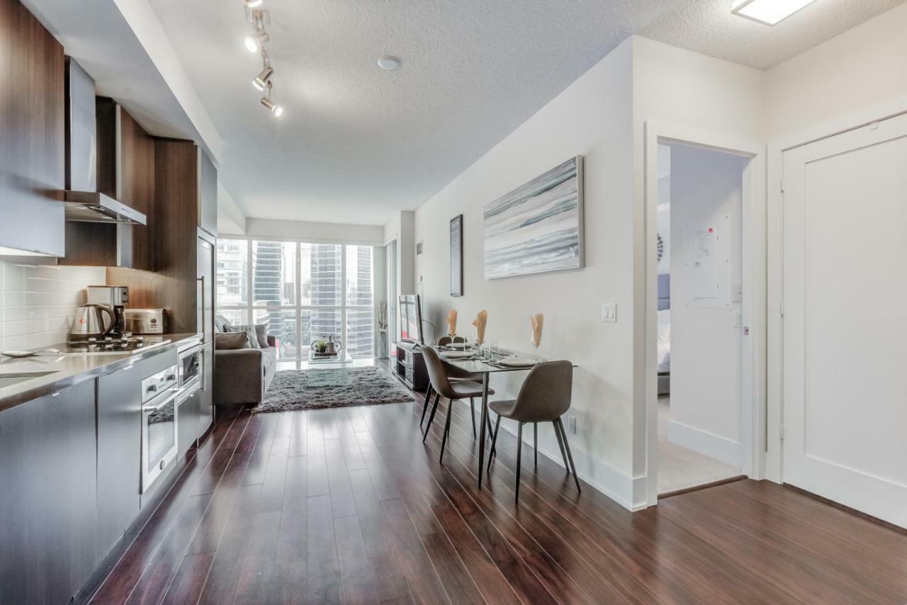 Chol Furnished Heart Of Downtown Toronto, 2 Beds, Free Parking, Cn Tower View *