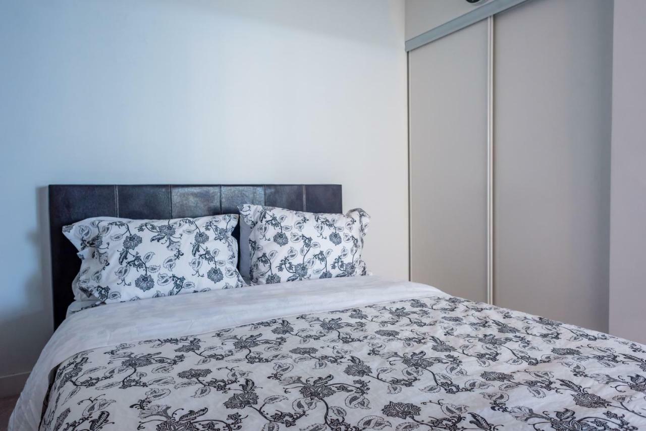 Luxury Downtown - 2 Bedroom Apartment *