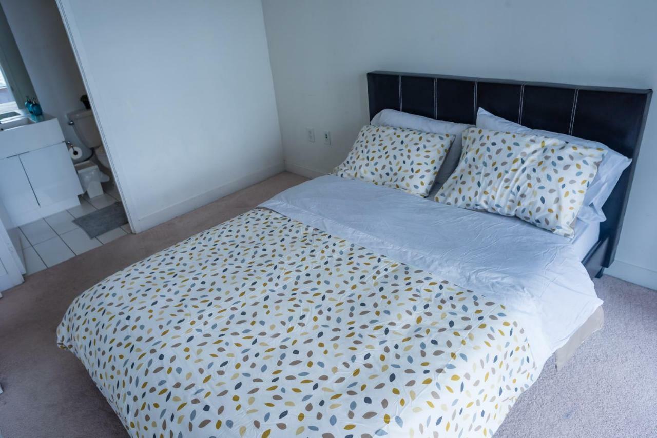 Luxury Downtown - 2 Bedroom *