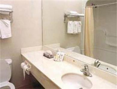 Howard Johnson By Wyndham Downtown West Toronto