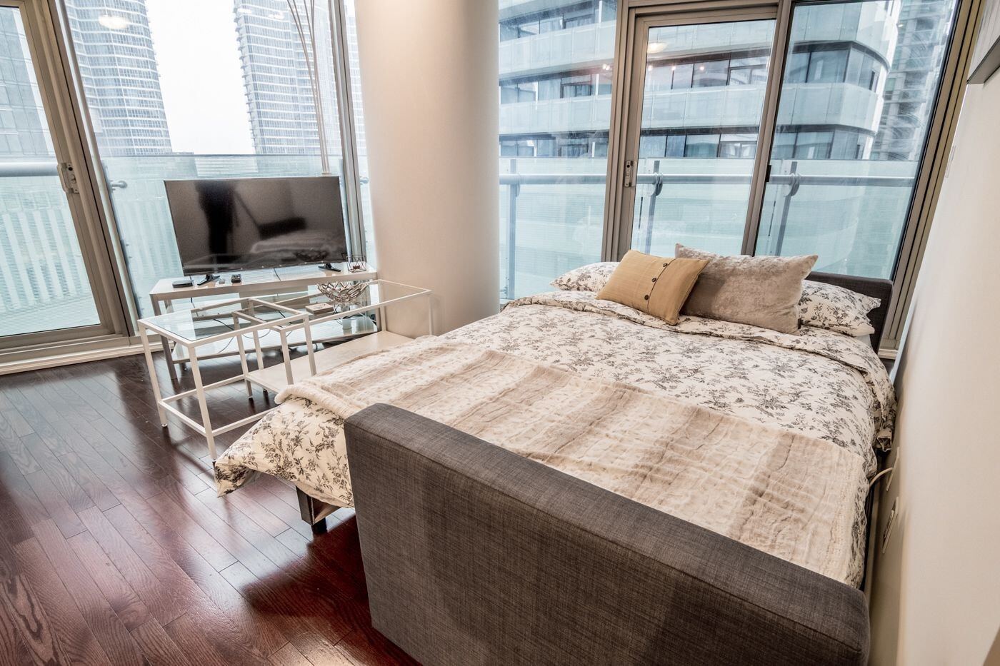 Aoc Suites - Two Bedroom Condo - City/Cn Tower View Apartment Toronto