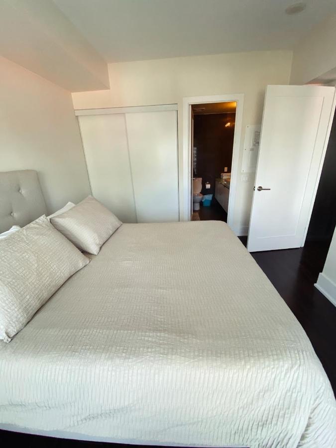 Luxury On Cn Tower Apartment Toronto
