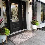 Iresidence In Toronto - 4 Bedroom Vacation Home