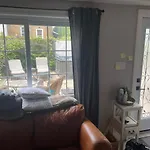 Downtown Studio In Leslieville With Hot Tub