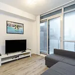 Spectacular 2Bdrm Suite In Maple Leaf Sq