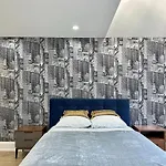 Luxurious House In Scarborough