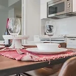 Leckie Luxurious Suites