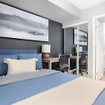 Lakeside Haven: Cozy Townhome In Liberty Village!