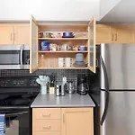 Lakeside Haven: Cozy Townhome In Liberty Village!
