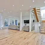 Executive Room In Toronto Next To Yorkdale Shopping Centre