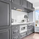 Downtown Toronto Condo With Gym & Subway Access