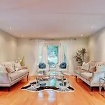 Luxury Villa In Scarborough