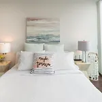 High Rise Condo With Stunning Lake And Cn Tower View