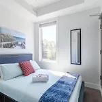 Modern 2 Bedroom Apartment - Near Leslieville