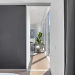 Sunlit Corner Suite Top Location Free Parking