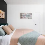 Stylish Townhome Apartment At Bathurst & College