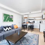 Stylish Townhome Apartment At Bathurst & College