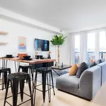 Stylish Townhome Apartment At Bathurst & College