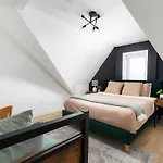Stylish Townhome Apartment At Bathurst & College