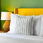 Spacious Bright & Sunlit Condo Near Rogers & Scotia Arena
