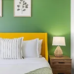 Spacious Bright & Sunlit Condo Near Rogers & Scotia Arena