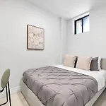 Queen St Stay Boutique And Cafe Paradise