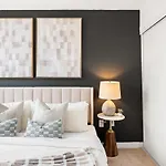 Modern 1Br King Suite, Central Downtown Toronto
