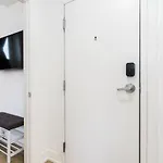 Modern Suite 3 Min To Transit Downtown Toronto