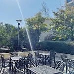 1 Bdrm W Pool Perfect Location Free Parking
