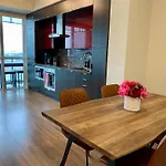 Central Toronto Suite - Free Parking, City Views, Near Cn Tower