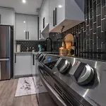 Cozy Renovated Luxurious Guest Suite Located In Toronto