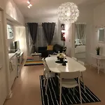 Downtown Toronto / Close To Cn Tower / Free Parking/ Excellent Amenities