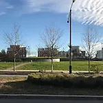 Downtown Toronto / Close To Cn Tower / Free Parking/ Excellent Amenities