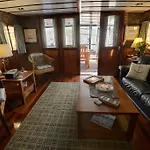 Making Waves Boatel