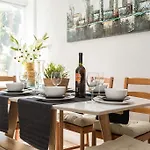 Quickstay - Chic & Central 3-Bedroom In Little Italy