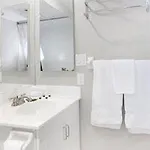 Royal Stays Suites - Blue Jays Way