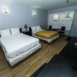New Plaza Motel