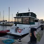Making Waves Boatel