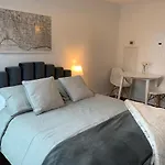 Lavish Suites - New One Bedroom Condo - Cn Tower