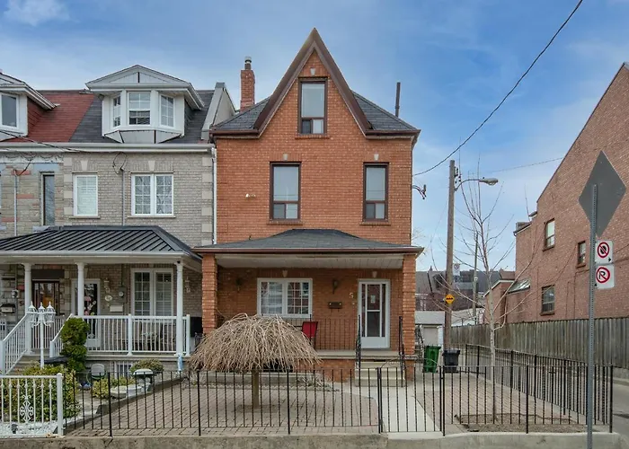 Very Cozy & Comfortable In Downtown Toronto Great Value!
