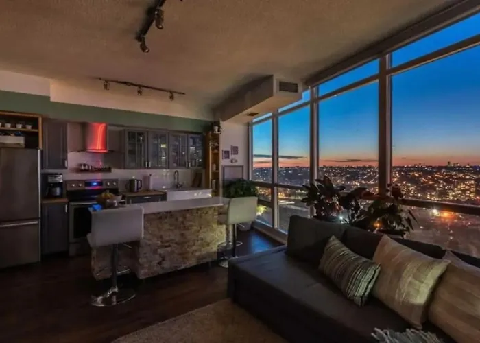 Executive Condo Downtown With Skyline View
