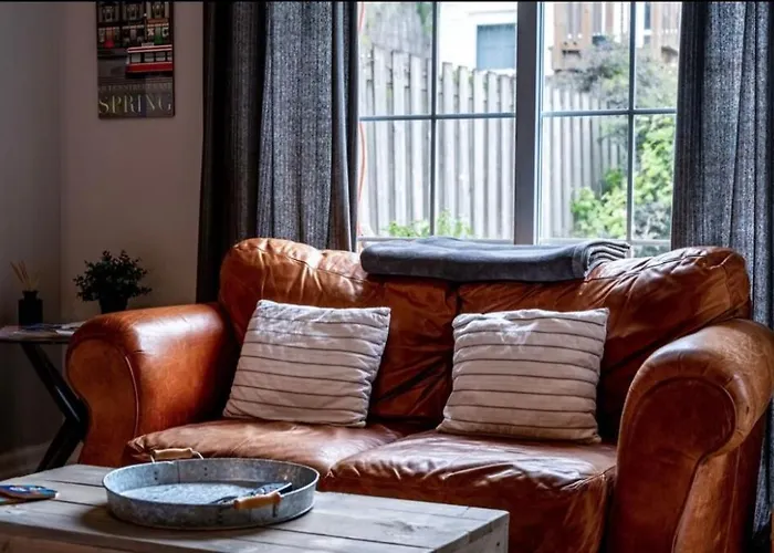 Downtown Studio In Leslieville With Hot Tub