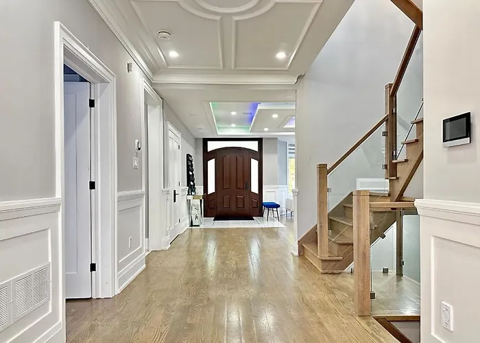 Luxurious House In Scarborough