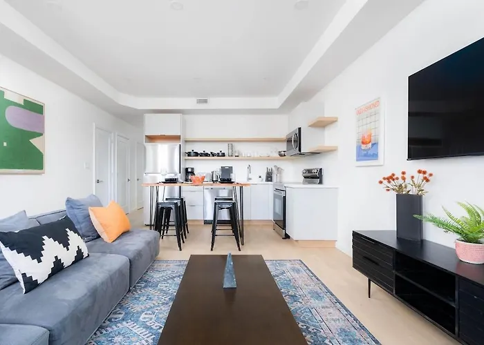 Stylish Townhome Apartment At Bathurst & College